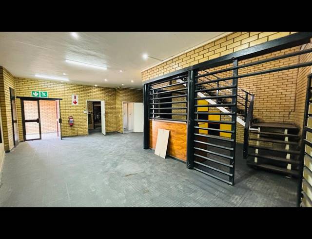 1,100M² WAREHOUSE TO LET IN ROBERTVILLE